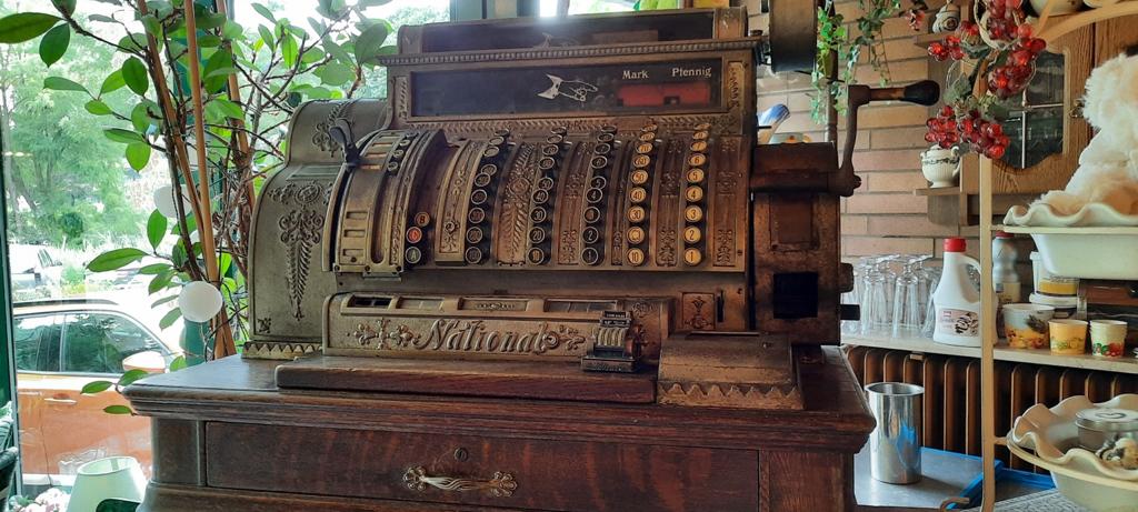 Die nostalgische Kasse und Theke im Café Heide